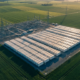 BESS-Markt Deutschland: Großspeicher-Anlage mit Batteriecontainern neben einem Umspannwerk in der deutschen Landschaft