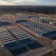 Luftaufnahme eines fertigen Großbatteriespeichers mit Umspannwerk — KPIs und Wirtschaftlichkeitskennzahlen bei der BESS-Finanzierung