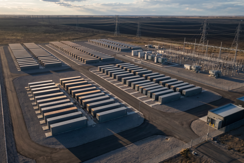 Luftaufnahme eines fertigen Großbatteriespeichers mit Umspannwerk — KPIs und Wirtschaftlichkeitskennzahlen bei der BESS-Finanzierung