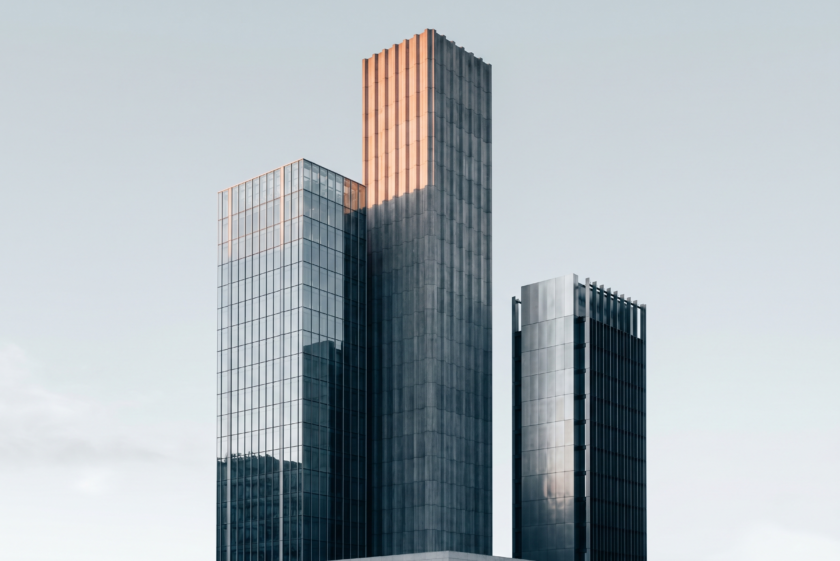 Drei moderne Türme unterschiedlicher Höhe nebeneinander — visualisiert den Vergleich von Private Debt, Mezzanine und Schuldscheindarlehen.
