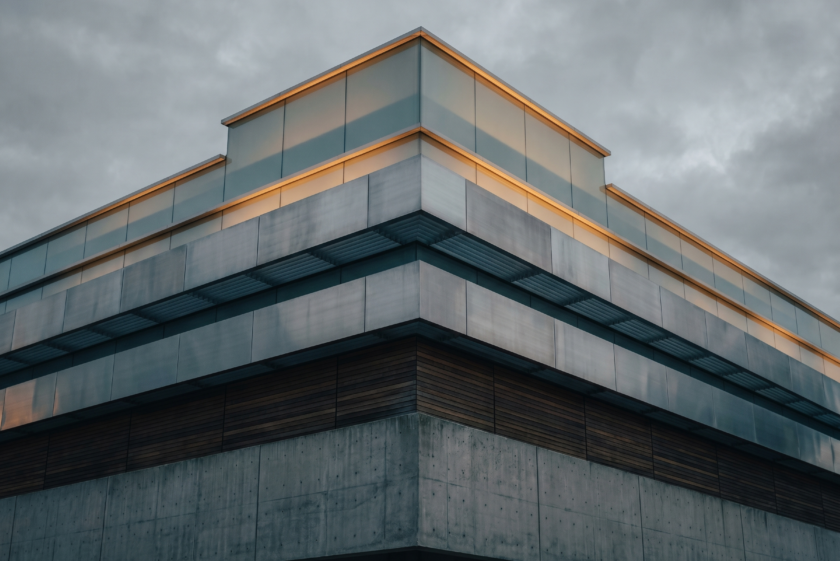 Klar abgegrenzte horizontale Schichten in moderner Architektur — visualisiert die Rangordnung der Private-Debt-Strukturen von Senior bis PIK.