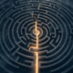 Komplexe Finanzierungen: Labyrinth von oben mit beleuchtetem Weg als Symbol für den Lösungspfad über alternative Finanzierungen