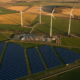 Windenergieanlagen, Photovoltaik und Umspannwerk aus der Vogelperspektive — Projektfinanzierung erneuerbarer Energien