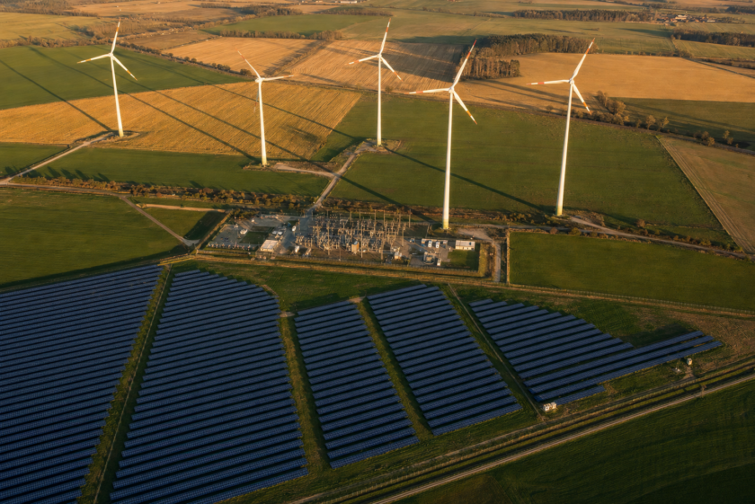 Windenergieanlagen, Photovoltaik und Umspannwerk aus der Vogelperspektive — Projektfinanzierung erneuerbarer Energien