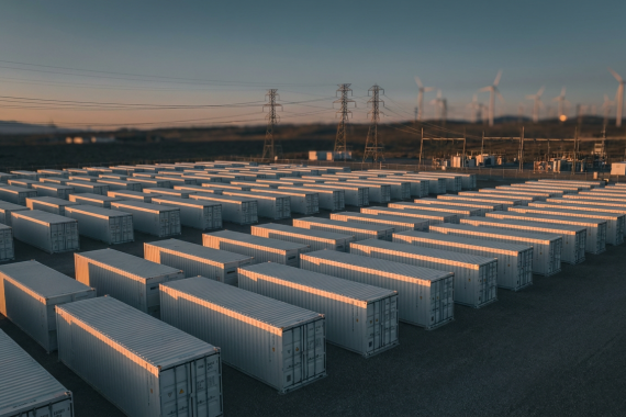 BESS Erlösmodell Tolling Merchant – Batteriegroßspeicher-Anlage bei Sonnenuntergang mit Strommasten